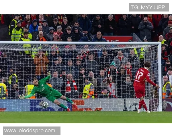 欧冠激战：利物浦4-0逆转巴黎圣日耳曼争议判罚引发全场沸腾